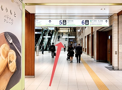 ①改札を出て5番出口へ向かう