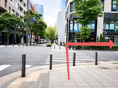 ③信号を渡って右に曲がる
