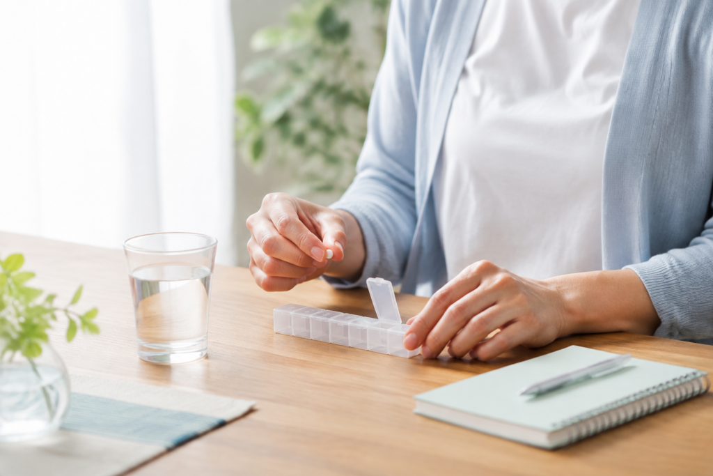 甲状腺ホルモン薬を水や薬ケースと一緒に準備する様子